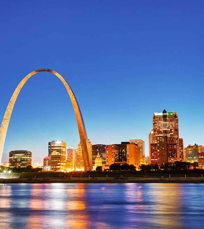 St. Louis skyline with the iconic Gateway Arch and city lights reflecting in the Mississippi River, perfect for personal injury lawyers.